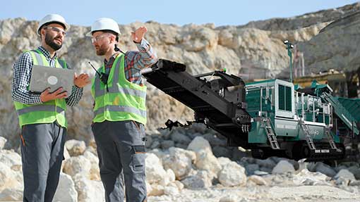 2 men talking i a rock quarry